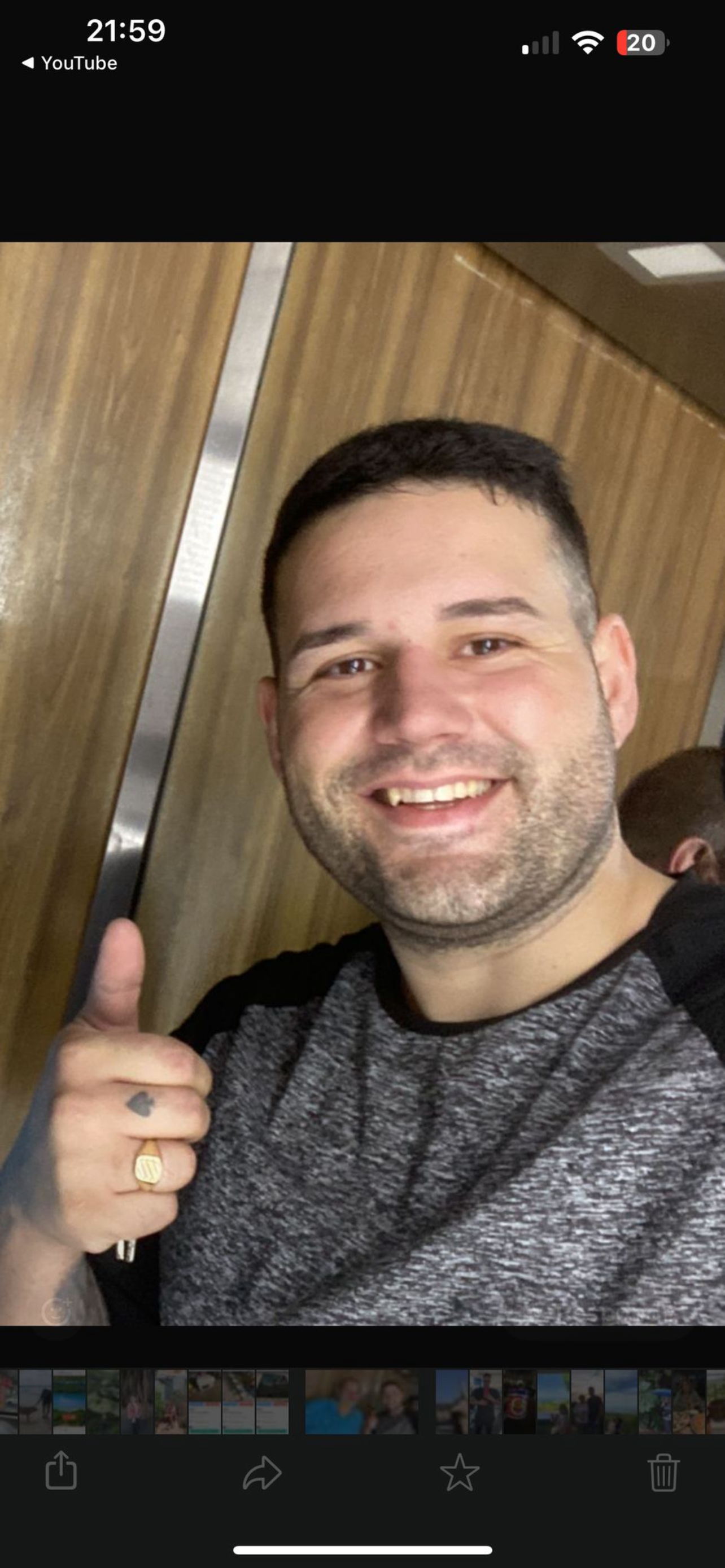 Salva sonriendo antes de su cambio