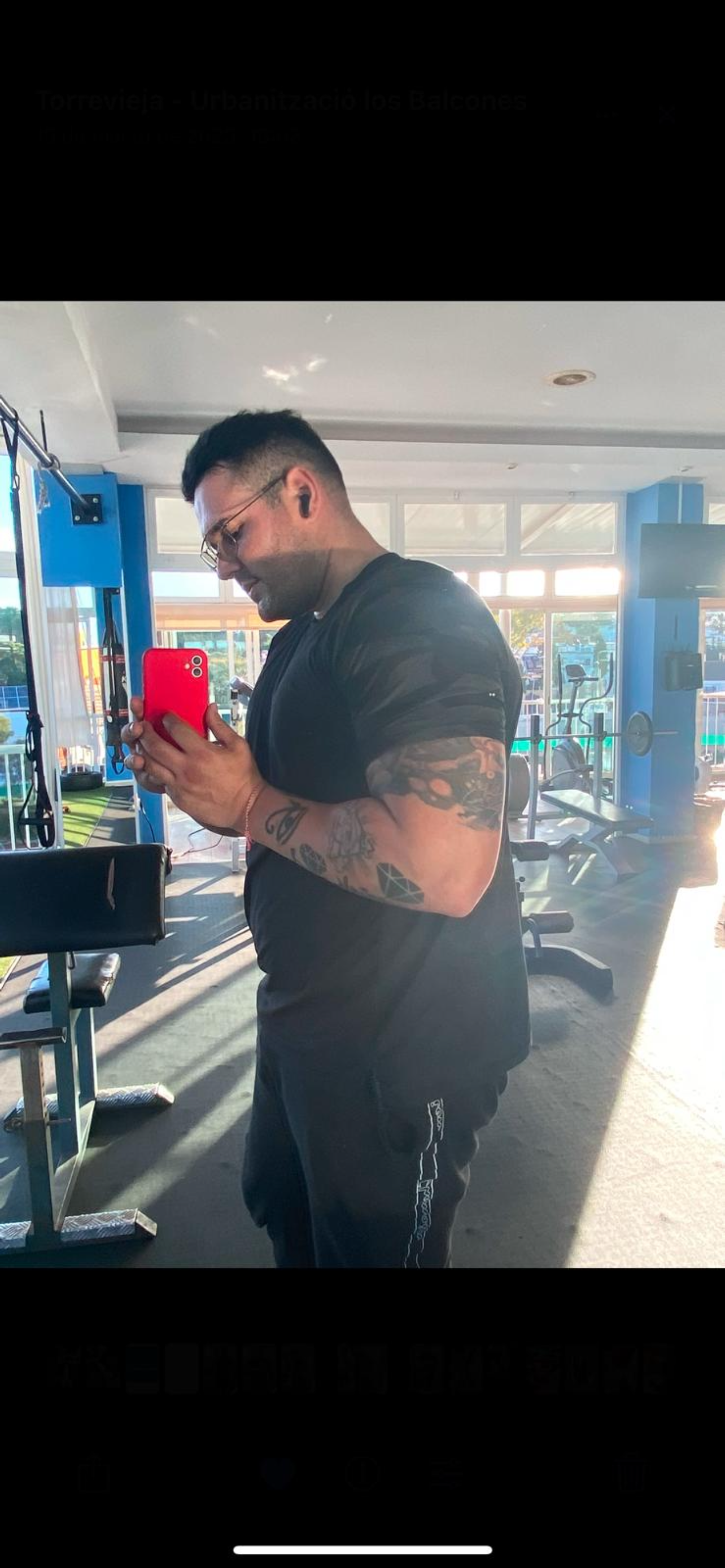 Salva de perfil en el gimnasio antes de comenzar calistenia